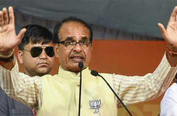 Shivraj singh chauhan lashed out at the government see video सरकार पर बरसे शिवराज, कहा- 'जवाब दें, कहा जा रहा है जनता का पैसा', देखें वीडियो