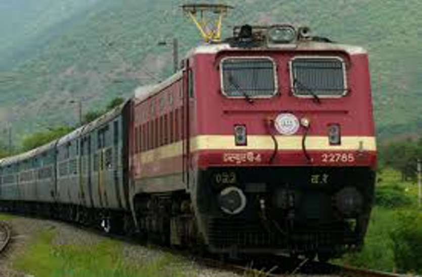 Superfast train ran again with broken spring बांद्रा झांसी व जयपुर पुणे के बीच चलेगी ट्रेन
