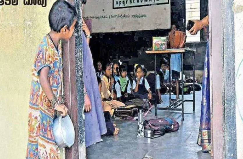 viral क्लासरूम के बाहर खाली कटोरा लेकर खड़ी थी ये मासूम लड़की, लेकिन फिर स्कूल....