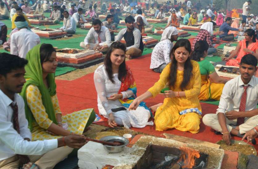 yagya4.jpg Mangalayatan University में विश्व शांति के लिए किया गया बड़ा काम, पैराग्लाइडर से पुष्पवर्षा, देखें वीडियो