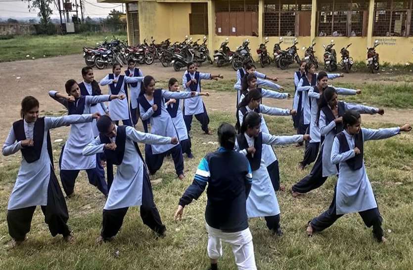 college girl Training : इस कॉलेज में छात्राएं सीख रहीं आत्मरक्षा के गुर