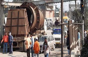Crossroad gate height gauge damaged by trailer collision ट्रेलर की टक्कर से समपार फाटक हाइट गेज क्षतिग्रस्त