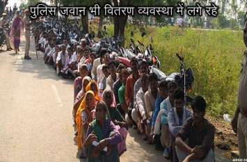 Due to increasing crowd, distribution of wheat seeds had to be done in भीड़ बढ़ती देख थाने में करना पड़ा गेहूं के बीज का वितरण