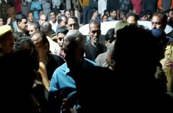 bjp leaders shot dead in amethi भाजपा नेता के बेटे को सरेआम मारी गोली, परिजनों ने एसपी के सामने की पुलिस के खिलाफ नारेबाजी, अमेठी में बढ़ा तनाव