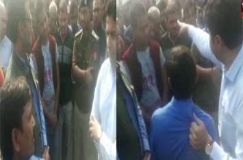 bjp leader son killed amethi dm pulled deceased's pcs officer shirt बीजेपी नेता के बेटे की हत्या: अमेठी डीएम ने खींची मृतक के पीसीएस अधिकारी भाई की शर्ट, हुआ बवाल