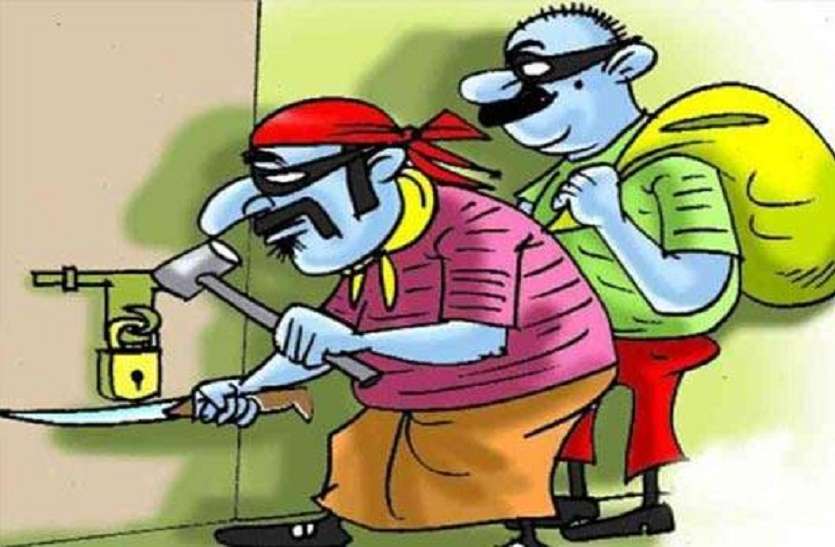 amroha_chori.jpg इलाज कराने बाहर गया परिवार, चोरों ने कर दिया घर साफ