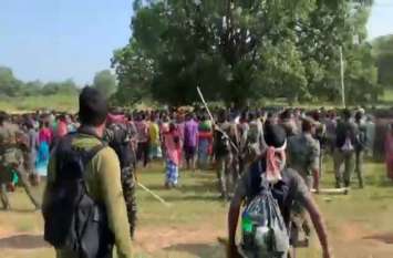 Naxal area villagers protest against police camp, police fire on air पुलिस कैंप का विरोध करने ग्रामीणों ने किया आंदोलन, लोगों को खदेड़ने पुलिस ने की हवाई फायरिंग
