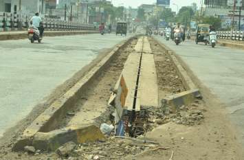 boodha ho gaya ebee rod ka ovar brij 345000 Over bridge of AB road g लोग बोले- एबी रोड ओवर ब्रिज से निकलने में लगता है डर कहीं सरिया न लग जाए
