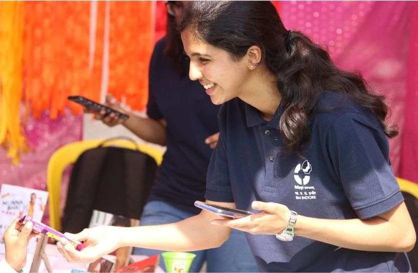 IIM-Indore के स्टूडेंट्स ने ग्रामीणों को सिखाए मार्केटिंग के फंडे IIM-Indore के स्टूडेंट्स ने ग्रामीणों को सिखाए मार्केटिंग के फंडे