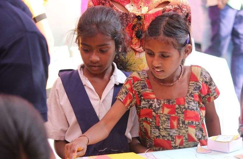 IIM-Indore के स्टूडेंट्स ने ग्रामीणों को सिखाए मार्केटिंग के फंडे