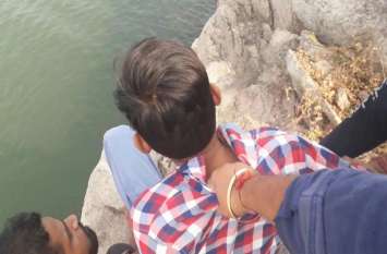 Divers rescued a man threatening suicide आत्महत्या की धमकी दे रहे युवक को गोताखोरों ने बचाया
