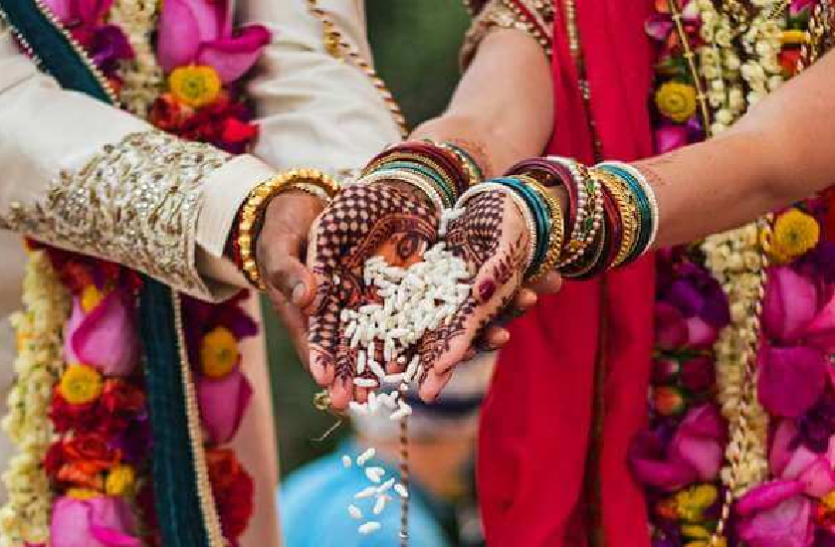marriage शर्मा जी के लड़के और वर्मा जी के लड़की की शादी का कार्ड देख हंस-हंस के हो जाएंगे लोटपोट! लोकेशन वाला पेज तो सबसे गजब...