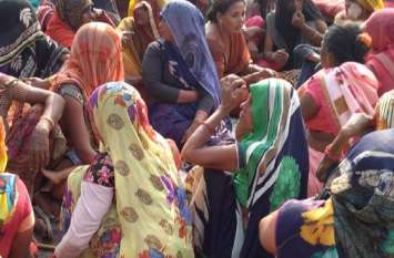 People angry with death of the devotee did work by keeping dead body भृत्य की मौत से गुस्साए लोगों ने सड़क पर शव रखकर किया चक्कजाम, वाहनों के थमे पहिए