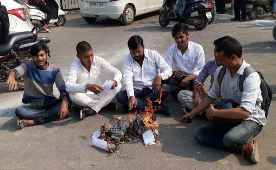 छात्रों ने भाजपा की नीतियों को क्यों किया हवनकुंड के हवाले, जानिए पूरा मामला