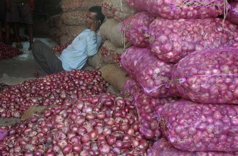 Onion Crisis सरकार ने थोक व खुदरा बाजार में प्याज की स्टॉक सीमा तय की उतनी भी आवक नहीं हो रहीं