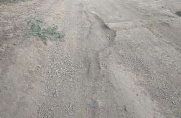 Government has given 20 lakh pits to improve the road सड़क सुधारने सरकार ने दिए 20 लाख फिर भी जगह जगह गड्ढे