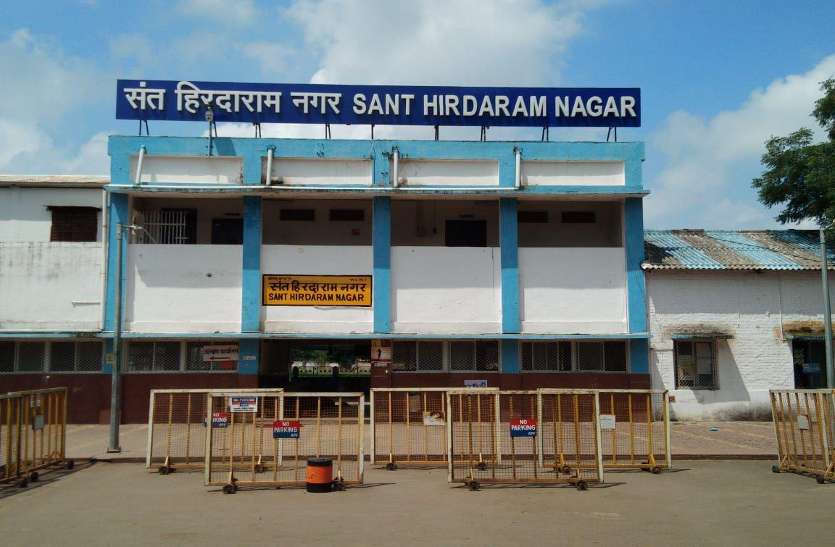 संत हिरदाराम स्टेशन कैमरे, डिस्पले कोच से लैस संत हिरदाराम स्टेशन कैमरे, डिस्पले कोच से लैस