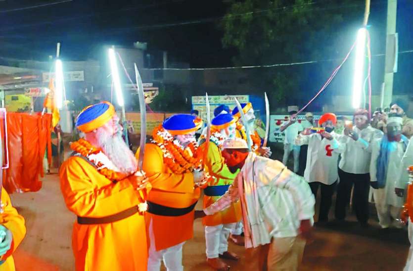 मुस्लिम समाज ने किया गुरुनानक जयंती पर सिखों का भव्य स्वागत मुस्लिम समाज ने किया गुरुनानक जयंती पर सिखों का भव्य स्वागत