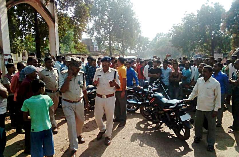 Families furious over uncle-nephew's death चाचा-भतीजे की मौत से भड़के परिजनों ने घेरा थाना, लगाया जाम, आरोपी को गिरफ्तार करने की मांग