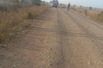 Six kilometers of road connecting two development blocks could not be दो विकासखंड को जोडऩे वाली छह किमी सड़क दशकों बाद भी नहीं बन सकी, ग्रामीण बोले यह कैसा विकास