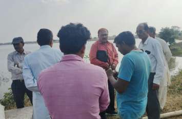 Officers seize two motor pumps stealing water from action ponds अफसरों ने की कार्रवाई, तालाबों से पानी चोरी करते दो मोटर पंप जब्त