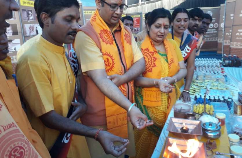 Ashwamedha Yagya 2019 : डॉ. चिन्मय पंड्या ने किया सूक्ष्म यज्ञ, हवन की नई विधा से हुए प्रभावित Ashwamedha Yagya 2019 : डॉ. चिन्मय पंड्या ने किया सूक्ष्म यज्ञ, हवन की नई विधा से हुए प्रभावित