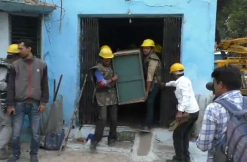 VIDEO : निगम ने बुलडोजर से तोड़े अवैध निर्माण, कब्जाधारी ने कहा - इस पूर्व पार्षद ने कराया था कब्जा VIDEO : निगम ने बुलडोजर से तोड़े अवैध निर्माण, कब्जाधारी ने कहा - इस पूर्व पार्षद ने कराया था कब्जा