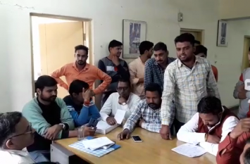 Shamli Thanabhawan Kisan Angry On Ganna sachiv Shamli: गन्ना मंत्री के क्षेत्र के किसान भड़के, मांग पूरी नहीं होने पर दी आंदोलन की चेतावनी- देखें वीडियो