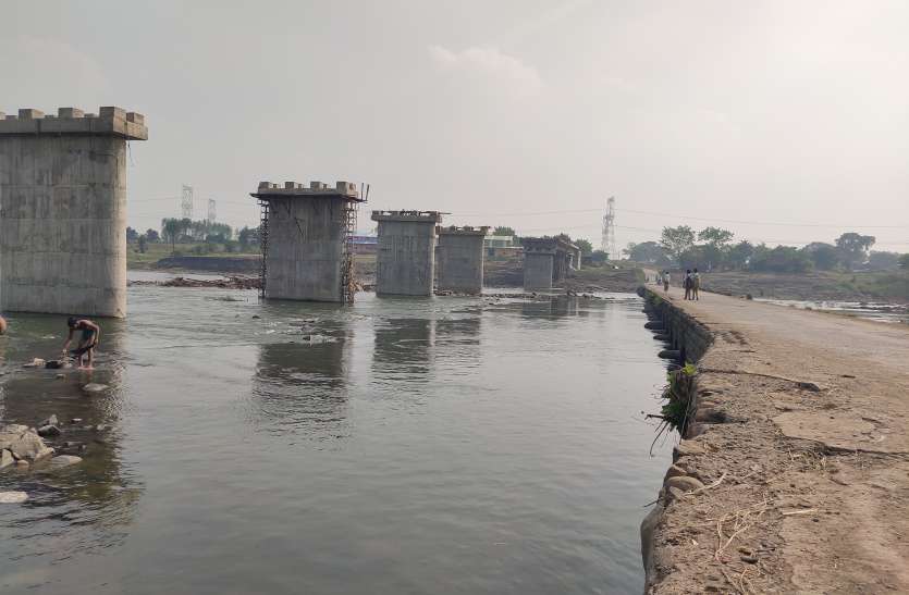 समय पर नहीं किया ब्रिज का काम पूरा, जारी हुआ नोटिस समय पर नहीं किया ब्रिज का काम पूरा, जारी हुआ नोटिस