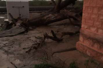 Bad weather in Barmer, declared a holiday in schools बाड़मेर में मौसम का तांडव, स्कूलों में अवकाश घोषित