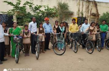 Bicycle faces साइकिल पाकर खिले चेहरे