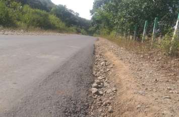 Roads did not fill up after the rains, accidents are happening daily o बारिश के बाद नहीं भरवाईं सड़क की साइड, कालीपीठ रोड पर रोज हो रहे हादसे