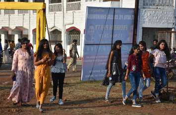 naudible garage built in front of leading college, spill jam behind अग्रणी महाविद्यालय के सामने दुकानदारों ने बनाया बेजा गैरेज, पीछे छलकते हैं जाम, छात्राओं का कॉलेज आना हुआ दूभर