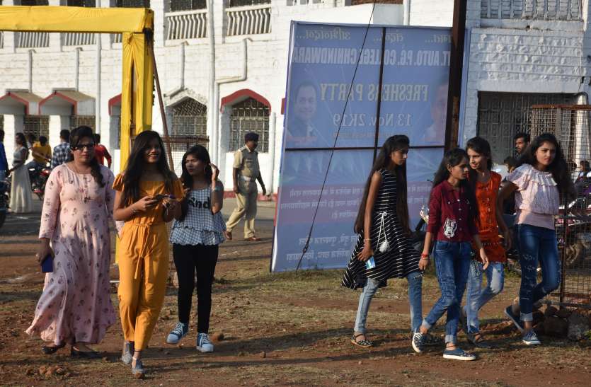 naudible garage built in front of leading college, spill jam behind अग्रणी महाविद्यालय के सामने दुकानदारों ने बनाया बेजा गैरेज, पीछे छलकते हैं जाम, छात्राओं का कॉलेज आना हुआ दूभर
