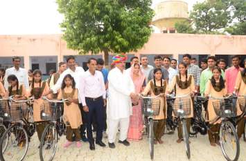 Found bicycle, blooming face, 1427 girl child distributed bicycle in n मिली साइकिल, खिले चेहरे, नोडल में 1427 बालिकाओं को बांटी साइकिल