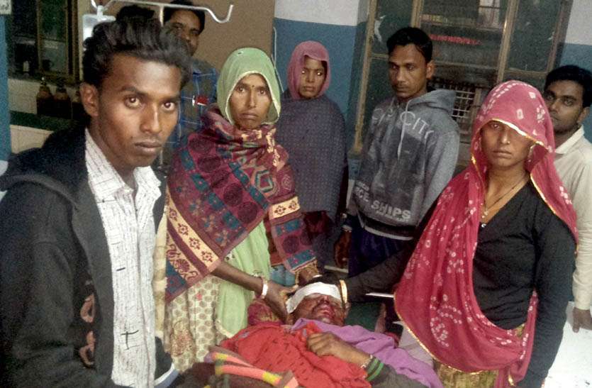 घायल को एम्बुलेंस में नहीं ले जाने पर किया हंगामा, रैफर होने के बाद भी एक घंटे तड़पता रहा घायल घायल को एम्बुलेंस में नहीं ले जाने पर किया हंगामा, रैफर होने के बाद भी एक घंटे तड़पता रहा घायल