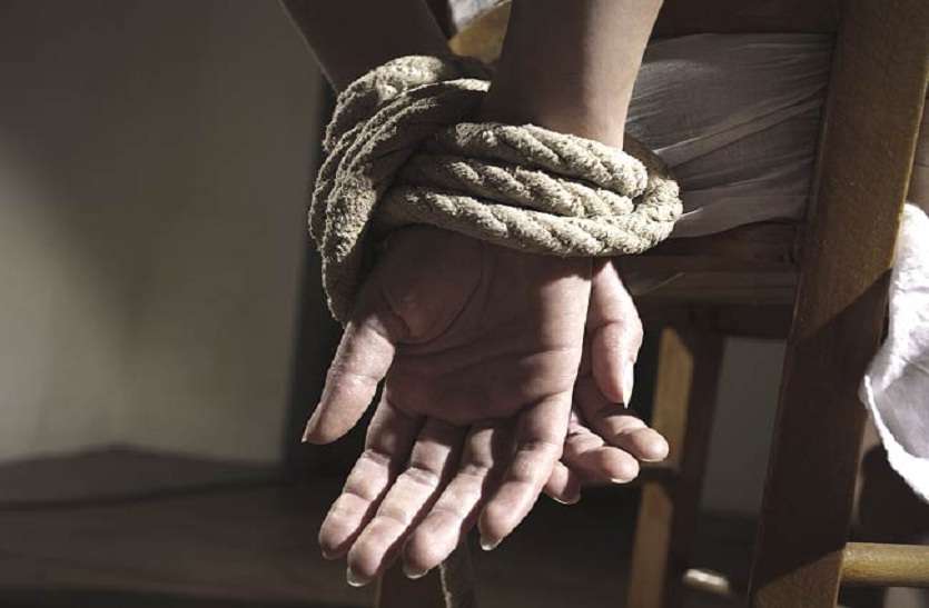 नौकर ने कारोबारी की पत्नी को बंधक बना लूटे 60 लाख नौकर ने कारोबारी की पत्नी को बंधक बना लूटे 60 लाख