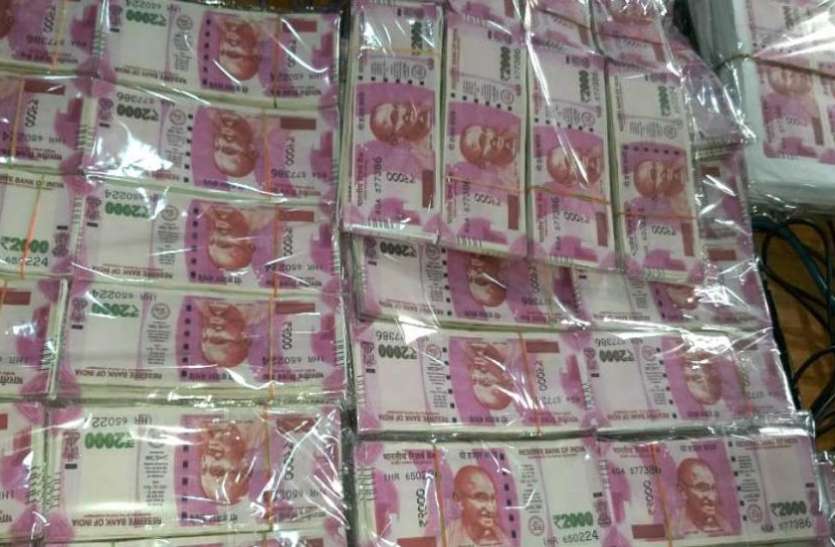 money.jpg कार में एक साथ इतनी रकम देख पुलिस के भी उड़ गए होश, फिर जो हुआ, देखें वीडियो