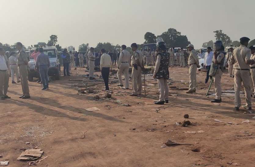अंधविश्वास : पेड़ को छूने से रोका तो पुलिसकर्मियों पर कर दिया पथराव, छह घायल, सूचना केंद्र फूंका अंधविश्वास : पेड़ को छूने से रोका तो पुलिसकर्मियों पर कर दिया पथराव, छह घायल, सूचना केंद्र फूंका