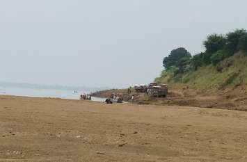 Illegal sand quarrying कमाल : रोज निकल रहे 500 डंपर, 15 दिन में 70 पर कार्रवाई कर थपथपा रहे पीठ