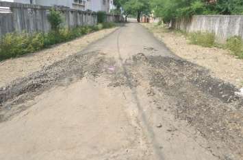 Crash drivers crashing out of the dismal streets of the city शहर की बदहाल जर्जर सड़कों पर नजर हटते दुर्घटनाग्रस्त हो रहे वाहन चालक