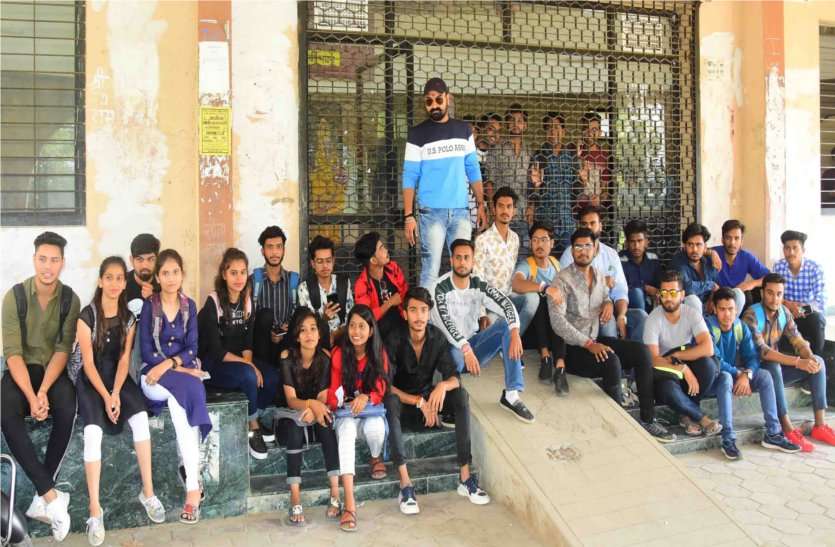 Students were forced to lock विद्यार्थी मजबूर हुए ताले लगाने को