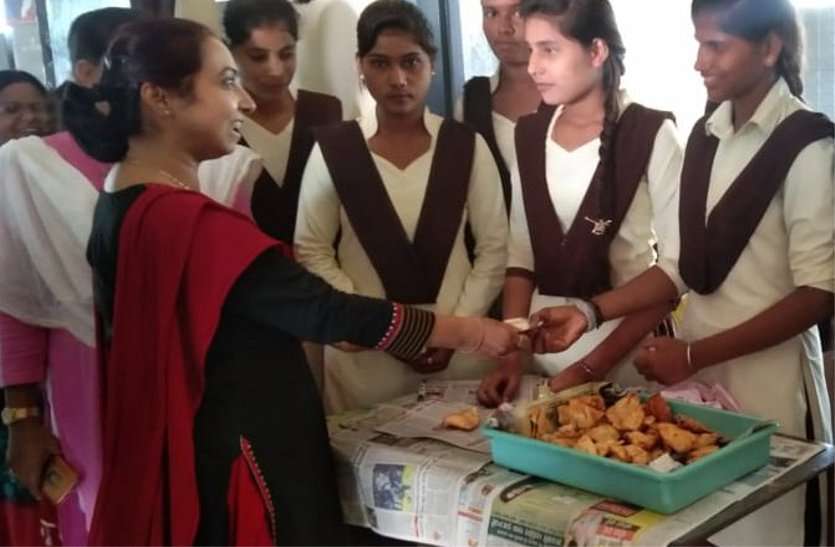 स्कूलों में लगाए गए बाल मेला, बच्चों ने लगाईं व्यंजनों की दुकानें स्कूलों में लगाए गए बाल मेला, बच्चों ने लगाईं व्यंजनों की दुकानें