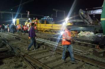 Accident in Bilaspur: 200 ton heavy crane still lying on railway track रेलवे ट्रैक पर अभी भी पड़ा है 200 टन का हैवी क्रेन, अब उठाने आया 400 टन का क्रेन