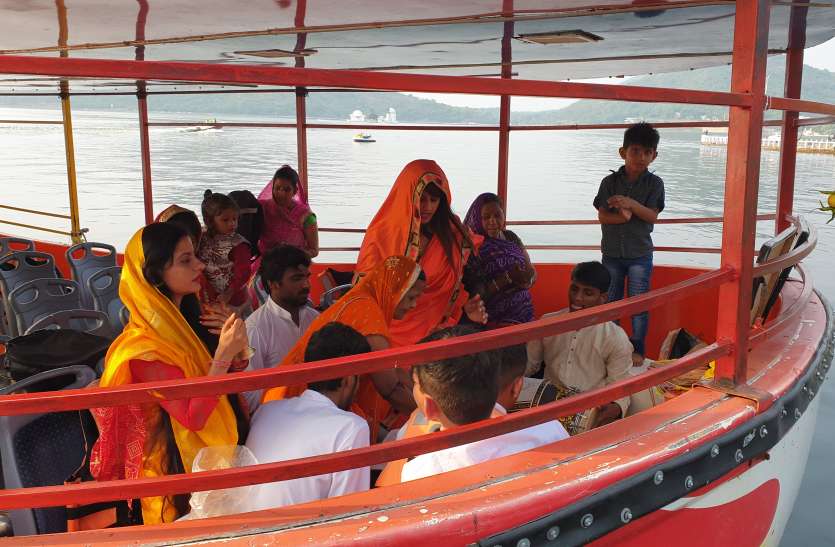 हिलौरे लेती झील पर चढ़ी धर्म की परत हिलौरे लेती झील पर चढ़ी धर्म की परत