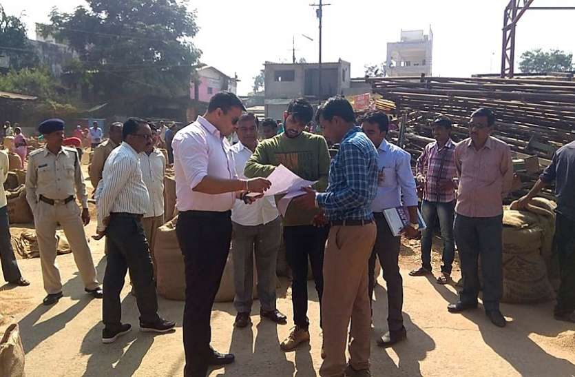 एसडीएम ने मंडी का किया आकस्मिक निरीक्षण एसडीएम ने मंडी का किया आकस्मिक निरीक्षण