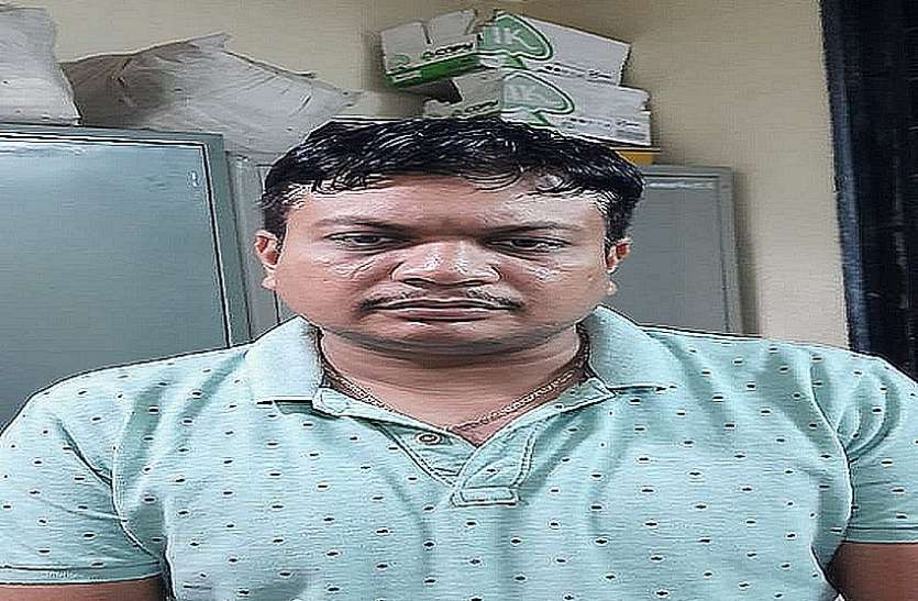 सर्किल ऑफीसर जमीन दलाल से मांगे ३५ हजार .. फिर हुआ ये सर्किल ऑफीसर जमीन दलाल से मांगे ३५ हजार .. फिर हुआ ये