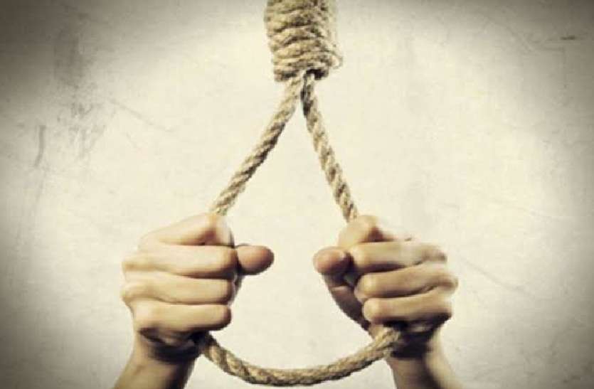 Suicide in azamgarh प्राइवेट स्कूल के चौकीदार ने फांसी लगाकर की आत्महत्या
