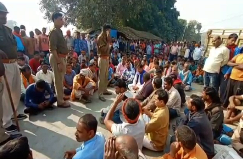 Murder in ghazipur गाजीपुर में सैलून संचालक की हत्या के बाद बवाल, ग्रामीणों ने लगाया जाम