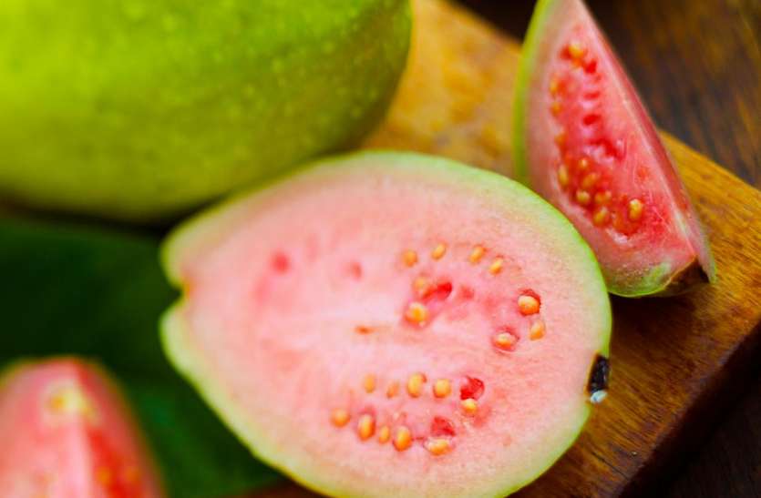 guava benefits बढ़ गया है ब्लड में शुगर का लेवल तो डाइट में शामिल करें एक अमरूद, होंगे ये 10 फायदे
